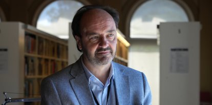 Pepe Serra, director del MNAC, es presenta a la biblioteca del museu per parlar sobre les pintures murals de Sixena