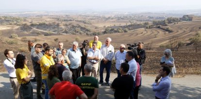 Imatge de la reunió del conseller amb afectats, sindicats i cossos d’emergència a Guissona. - CARMINA MARSIÑACH
