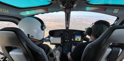 Agents rurals delimiten el perímetre de l'incendi de Torrefeta i Florejacs des d'un helicòpter