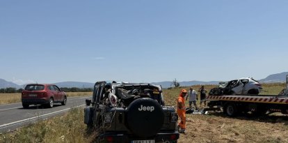 Els dos vehicles accidentats ahir en una col·lisió a la C-1412b. - MARTA LLUVICH/ACN