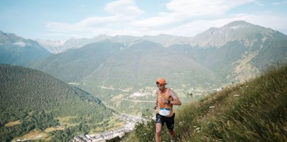 El polonès Dominik Tabor, recorrent part del recorregut de la cursa EXP amb Vielha als peus. - UTMB IBERIA