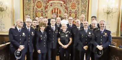 Mallada, després de prendre possessió, amb companys de la Guàrdia Urbana. - MAGDALENA ALTISENT