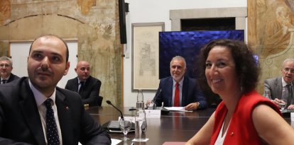 El ministre Ángel Victor Torres i els consellers Alícia Romero i Albert Dalmau presideixen la reunió de la comissió bilateral aquest dilluns.