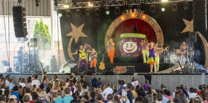 Juneda. La pista del Parc Alegria, plena de gom a gom ahir al migdia per gaudir del concert familiar dels populars El Pot Petit. - AJUNTAMENT D’ALPICAT