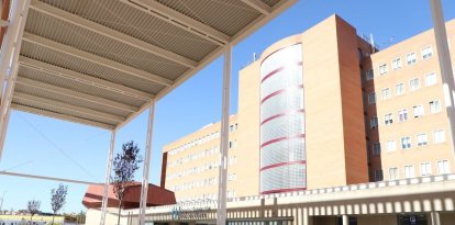 Vista de l’entrada principal a l’hospital Arnau de Vilanova. - MAGDALENA ALTISENT