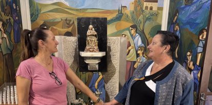 Les presidentes veïnals de Butsènit i Grenyana, Mireia Valls i Dolors Comes, al costat de la verge de Santa Maria de Butsènit. - AV GRENYANA
