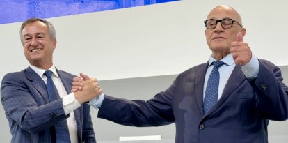 César González-Bueno i Josep Oliu celebren el resultat.