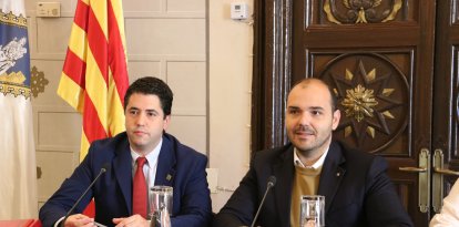 L'alcalde de la Seu d'Urgell, Joan Barrera, i el conseller de Presidència, Albert Dalmau, a la sala de plens del consistori de la capital alturgellenca