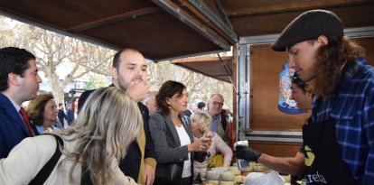 El conseller Dalmau degustó algunos de los quesos expuestos.