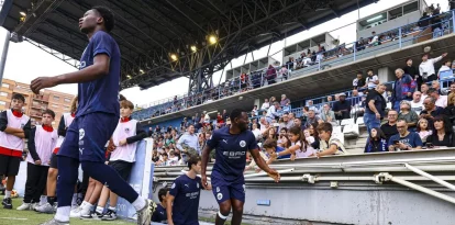 Jugadors de l’Atlètic Lleida salten a la gespa del Camp d’Esports el dia del Barça At. - INGRID SEGURA