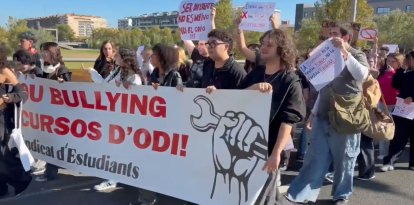 Uns 300 estudiants es manifesten a Lleida contra els casos de bullying