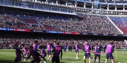 Els jugadors del Barça entrenant davant de 23.000 culers a l'Spotify Camp Nou.
