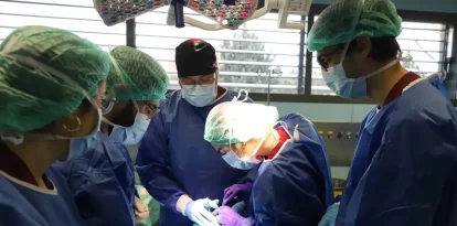 Especialistes practicant amb cadàvers al CREBA el març passat. - SEGRE