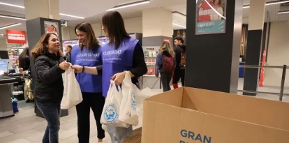 Voluntàries del Banc dels Aliments rebent una donació d’aliments en un supermercat de Lleida. - LAIA PEDRÓS