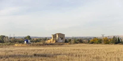 Parcel·la. La planta solar de la Caparrella es projecta en una parcel·la ubicada vora la bifurcació entre el camí dels Tres Pontets i el de les Creus de Setó. La finca, de 7,4 ha, està formada majoritàriament per terreny erm que queda dividit per una masia en la qual Lily Brick va pintar un mural. - JORDI ECHEVARRIA