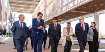 El president de la Generalitat, Salvador Illa; el ministre Óscar López, y la consellera Olga Pané, abans de la firma del conveni, acompanyats per l'alcalde de Lleida, la delegada de la Generalitat a Lleida i el subdelegat del govern espanyol.