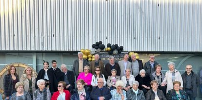 Els 24 octogenaris que van assistir a l’homenatge, a la foto de família de l’esdeveniment. - AJUNTAMENT DE LES BORGES