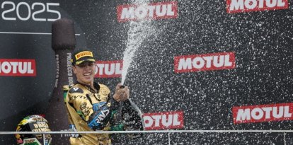 Diogo Moreira celebra el títol mundial al podi de Xest.