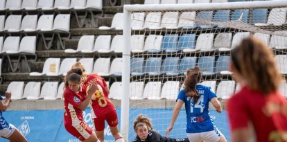 Acció del segon gol del Tenerife B que va impactar al braç de Salazar. - PAU PASCUAL PRAT
