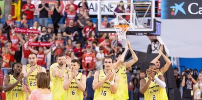 Els jugadors de l’Hiopos, amb gest contrariat, agraeixen el suport de l’afició desplaçada. - JAVI ENJUANES