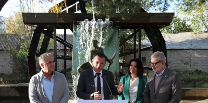 El conseller d'Agricultura, Òscar Ordeig, amb la consellera delegada de l'ICF, Vanessa Servera: el president del canal de Pinyana, Ramon Piqué, i l'alcalde de Lleida, Fèlix Larrosa.