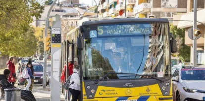 Persones pujant i baixant d’un autobús de la línia 5 dijous passat. - PAU PASCUAL PRAT