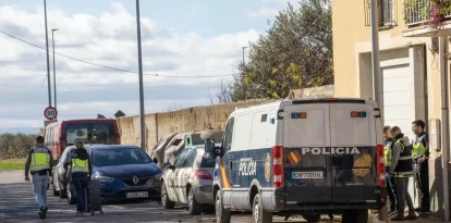 Investigadors durant la batuda ahir al matí al camí d’Ivars de la Fuliola. - LAIA PEDRÓS