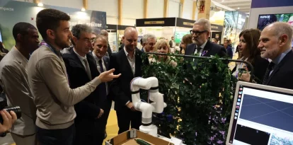 Les autoritats van visitar els estands d’Agrobiotech després de la inauguració oficial. - AMADO FORROLLA