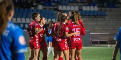 Les jugadores de l’AEM celebren un dels cinc gols amb què van batre l’Igualada. - PAU PASCUAL PRAT