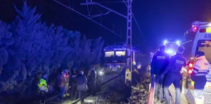 Efectius d’emergències ahir a la nit al lloc de l’incident. - JORDI ECHEVARRIA