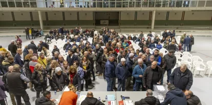 Nombrosos regants van acudir divendres a votar al pavelló de Térmens. - JORDI ECHEVARRIA