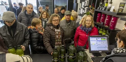 La venda d’oli va ser constant durant tot el matí d’ahir. - JORDI ECHEVARRIA