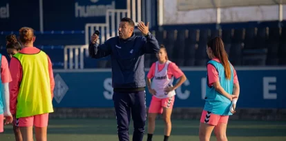 Rubén López somriu ahir durant la sessió d’entrenament al camp del Recasens. - MARC DOMINGO