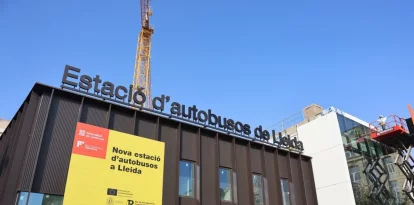 L’estació d’autobusos ja llueix el nou rètol - AMADO FORROLLA