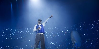 Bad Bunny durante un concierto.