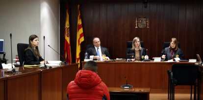 L'acusat, assegut al judici.