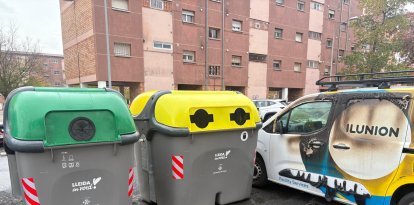 Crema una illa de contenidors a Lleida i queden afectats tres cotxes i una furgoneta