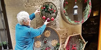 Fa setmanes que les anomenades ‘Les Tresines’ treballen en la decoració i tota la logística. - ELENA MEDINA