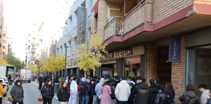 Centenars de joves van formar llargues cues ahir a la porta de l’hotel Zenit. - MARC CARBONELL