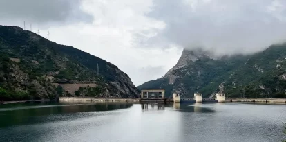 L’embassament d’Oliana es troba aigües amunt dels de Rialb, Utxesa i Riba-roja.