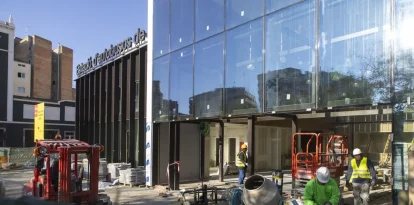 Obres malgrat ser festiu. Les obres de construcció de la nova estació d’autobusos de Lleida, ubicada als antics Docs i l’entorn de la farinaire La Meta, no paren ni en dia festiu. Ahir, dia de la festivitat de la Immaculada Concepció, operaris treballaven tant a l’exterior com a l’interior de l’equipament, que hauria d’estar en funcionament la primavera vinent. - JORDI ECHEVARRIA