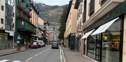 La botiga efímera de Loewe a Vielha s’ubica a l’avinguda Castiero. - MANU MOGA