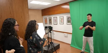 Enregistrament d’un dels vídeos en llengua de signes catalana a la seu de l’entitat. - AMADO FORROLLA