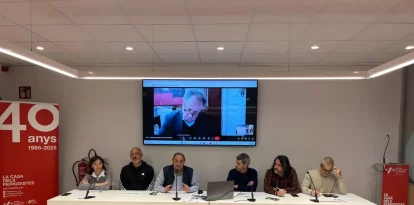 Representants municipals i de les entitats denunciants, ahir durant la presentació. - M. CODINAS