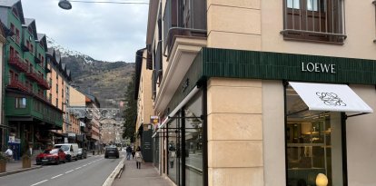 La tienda efímera de Loewe en Vielha se ubica en la avenida Castiero