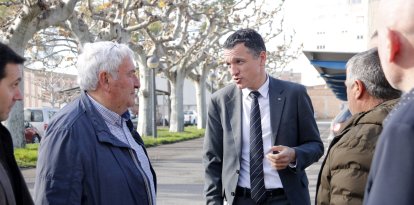 El conseller d'Agricultura, Òscar Ordeig, amb el president de la Comunitat General de Regants dels canals d'Urgell, Amadeu Ros, abans de la reunió a la Casa Canal.
