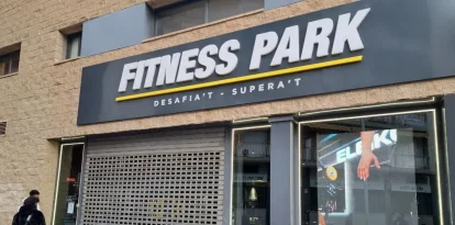 Dos clients del gimnàs llegint la nota que el local estaria tancat fins a, almenys, el dia 19. - SCD