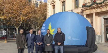 Presentació ahir de la cúpula itinerant davant la subdelegació del Govern a Lleida. - JORDI ECHEVARRIA