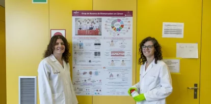 Maria Alba (esquerra) i Anabel (dreta) Sorolla en un dels laboratoris de l’Institut de Recerca Biomèdica de Lleida (IRBLlleida). - JORDI ECHEVARRIA