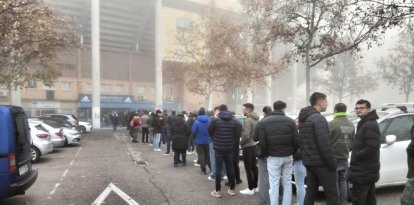 Centenars d'aficionats fan cua per accedir a la botiga del Camp d'Esports.